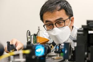 Professor Kyu Young Han in his lab
